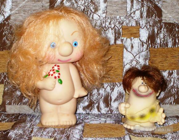 Игрушки выстроились в ряд, чтоб порадовать девчат