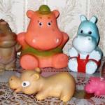 Игрушки выстроились в ряд, чтоб порадовать девчат!