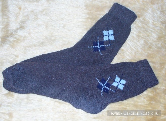 Мы носочки разрезаем, и жилетку получаем