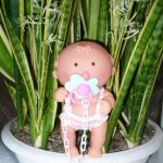 На окне цветок расцвел