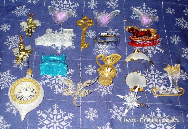 Праздники давно закончились, а разобрать елку все некогда