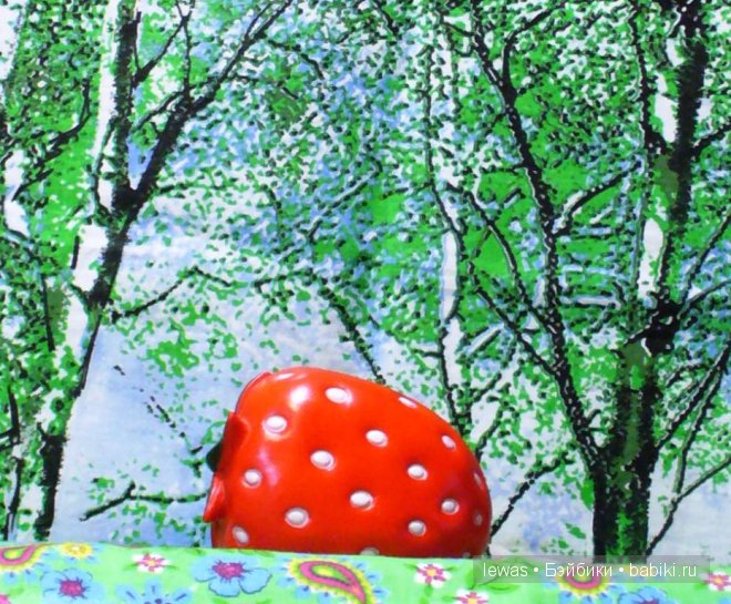 Маша шла и клубничку нашла