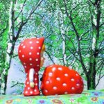 Маша шла и клубничку нашла