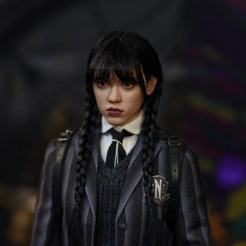 Уэнсдэй  в образе Дженны Ортеги