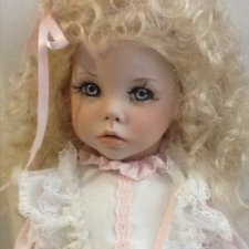 Красивая кукла