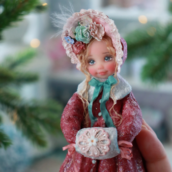 Девочка в капоре или первая ватная куколка этого года