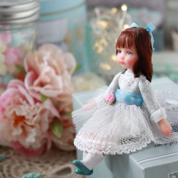 Девочка из ваты в ретро-стиле