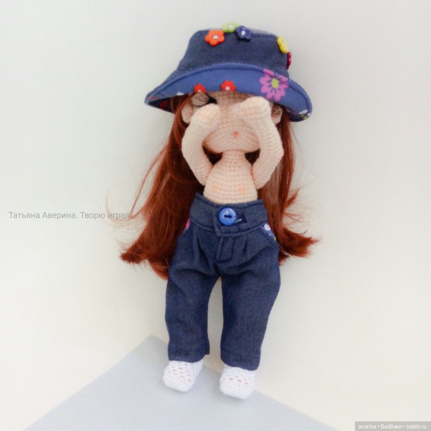 примеряем джинсы, стесняется...