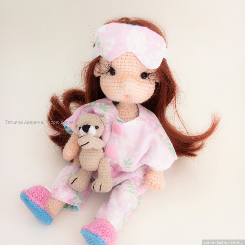 розовая пижамка и плюшевы мишка