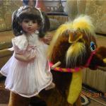 У пони длинная челка, из нежного шелка....