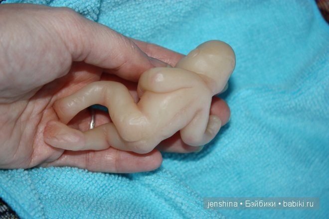 На спинке  остались складочки от фольги при запекании