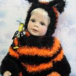 То ли пчёлка, то ли шмель, толь другой какой то зверь...