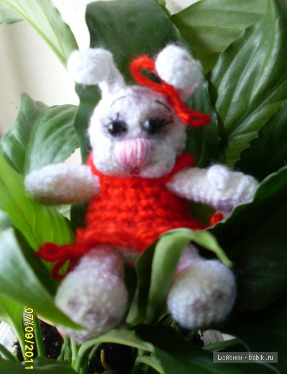 Зайчишка - игрушка вязанная крючком