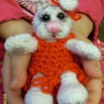 Зайчишка - игрушка вязанная крючком