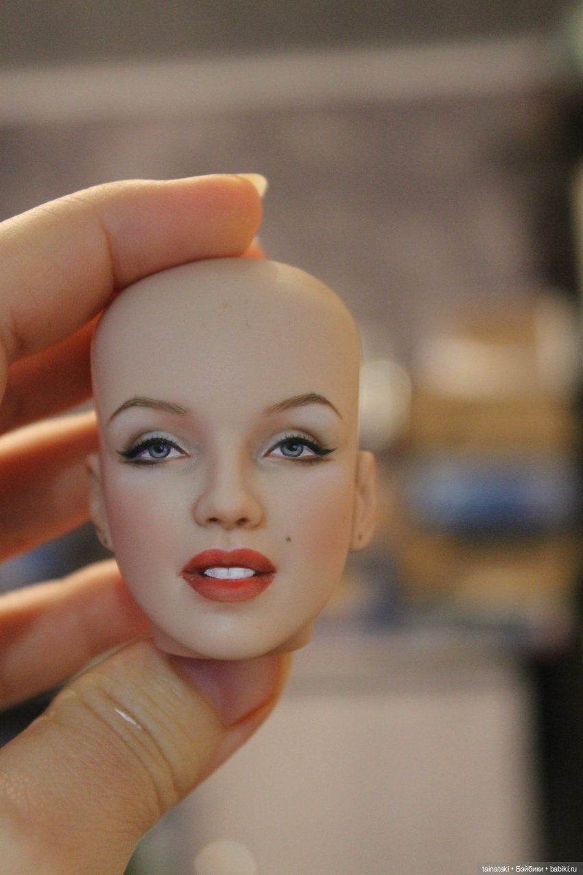 3 версии Мэрилин Монро, нарисованные на разных куклах (фото 4)