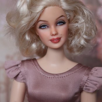 3 версии Мэрилин Монро, нарисованные на разных куклах