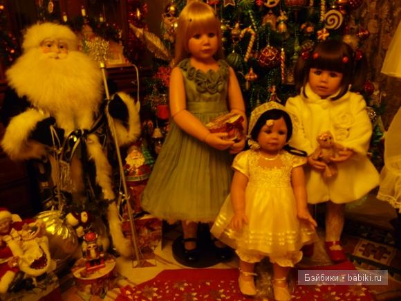 Все хотят попозировать возле ёлочки