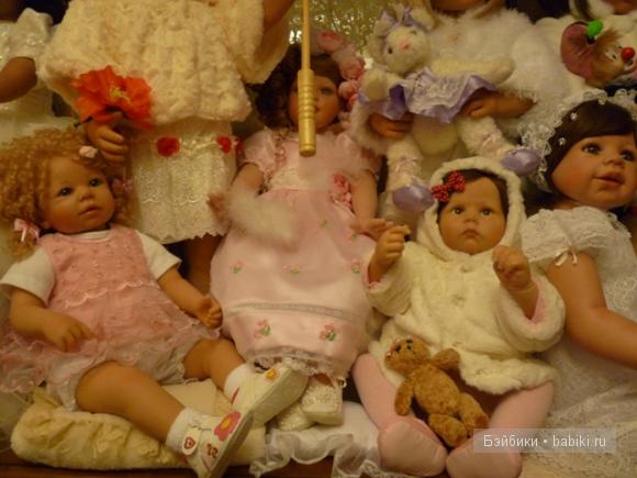 Настенька среди новых подружек!