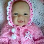 Даже ночью ей не спится-под подушку прячет спицы,ночью сядет на кровать - в темноте начнет вязать. (А. Барто)