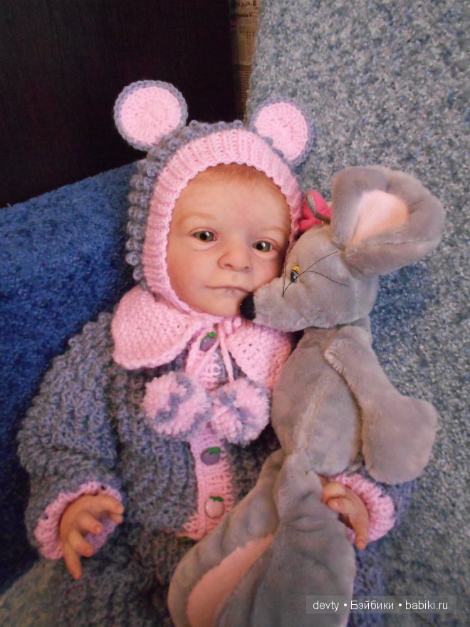 Глупый маленький мышонок вылезает из пеленок