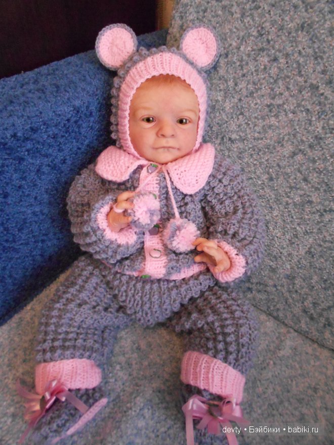 Глупый маленький мышонок вылезает из пеленок