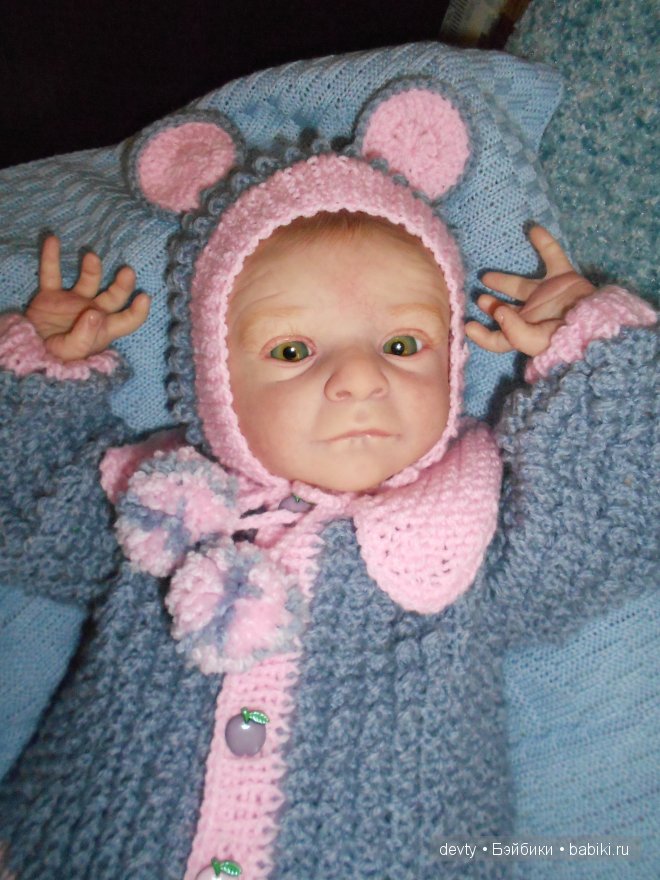 Глупый маленький мышонок вылезает из пеленок