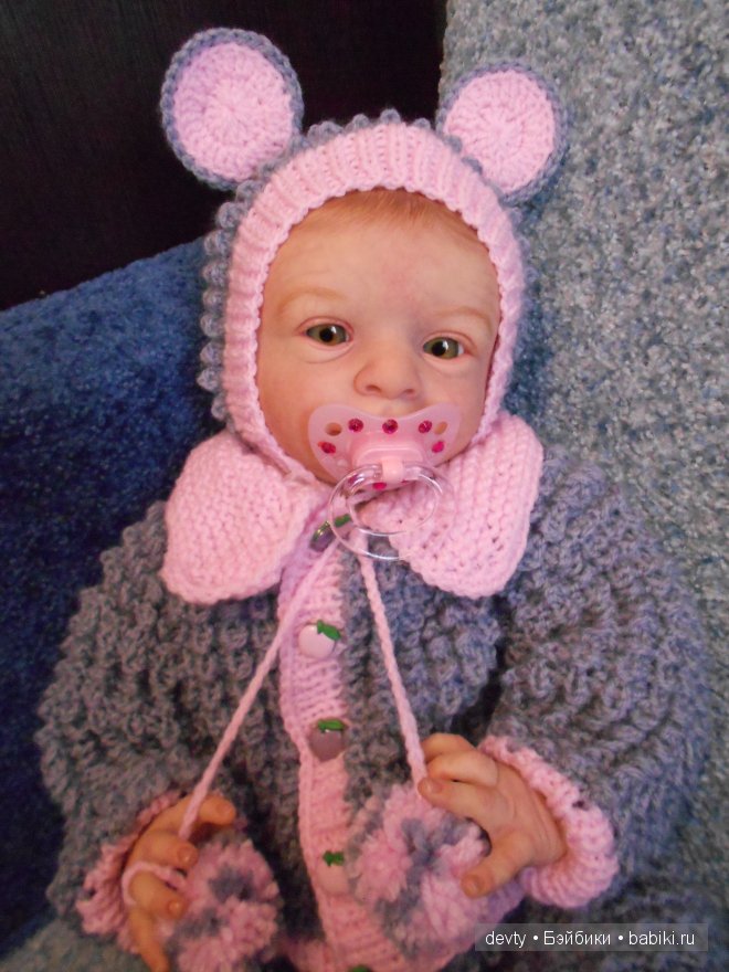 Глупый маленький мышонок вылезает из пеленок