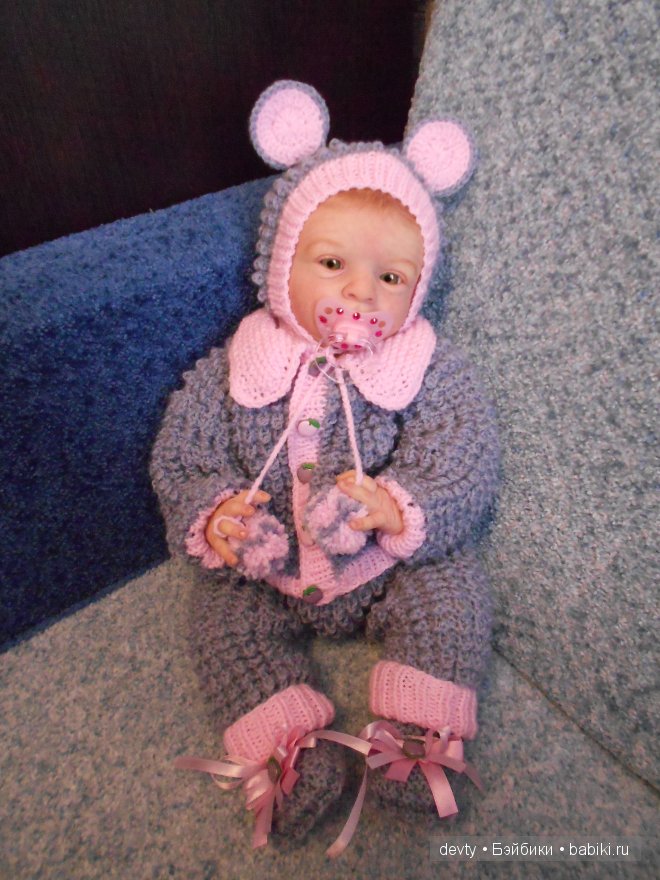 Глупый маленький мышонок вылезает из пеленок