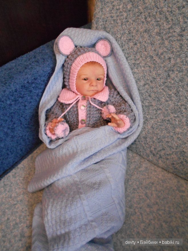 Глупый маленький мышонок вылезает из пеленок (фото 3)