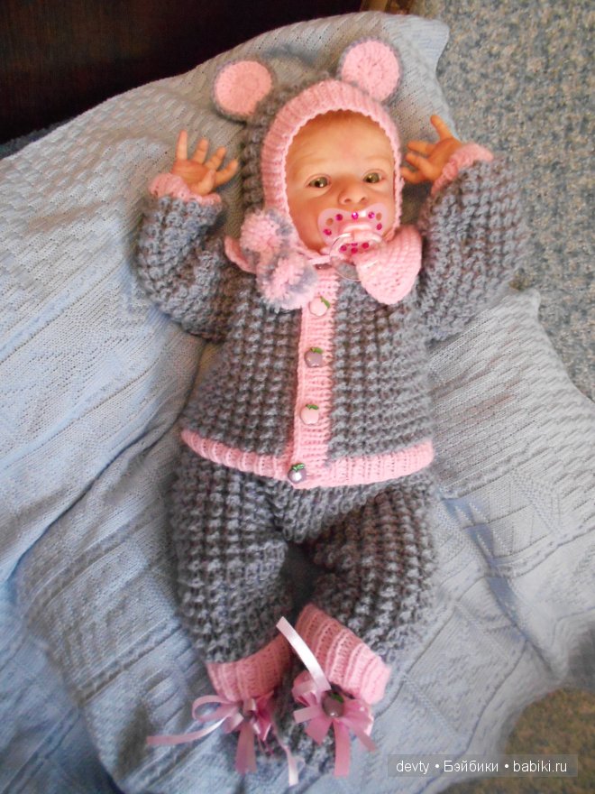 Глупый маленький мышонок вылезает из пеленок