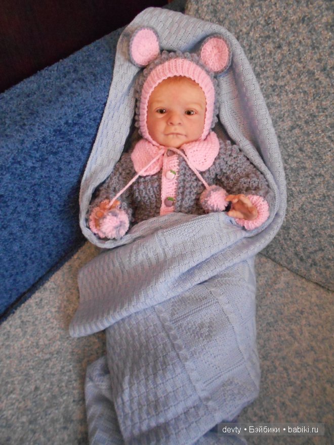 Глупый маленький мышонок вылезает из пеленок