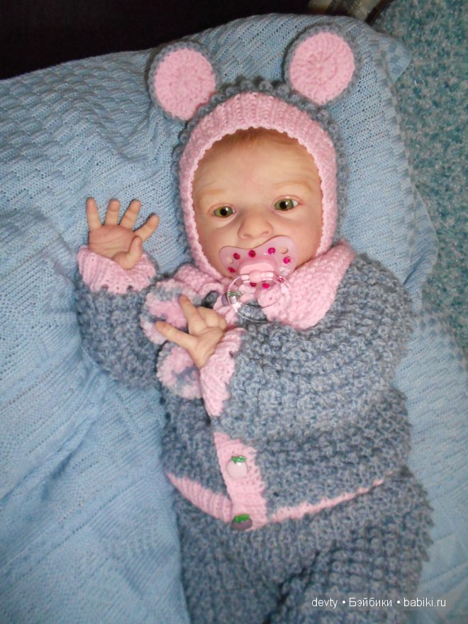 Глупый маленький мышонок вылезает из пеленок