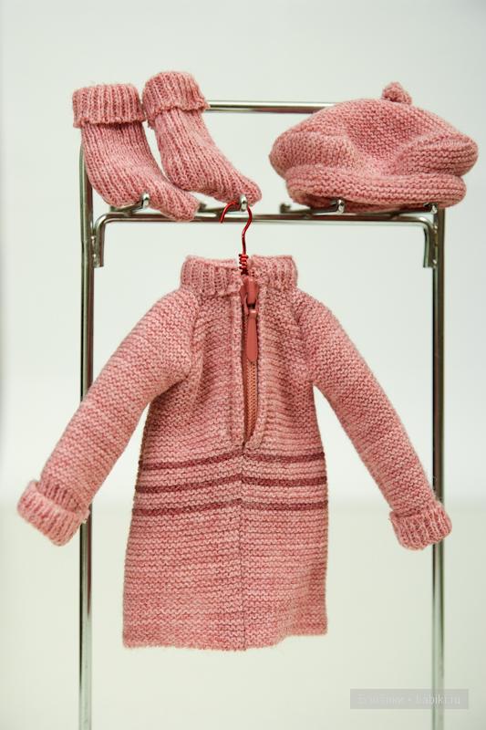 платье,( вид сзади ) носочки, берет