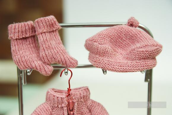 платье,( вид сзади ) носочки, берет