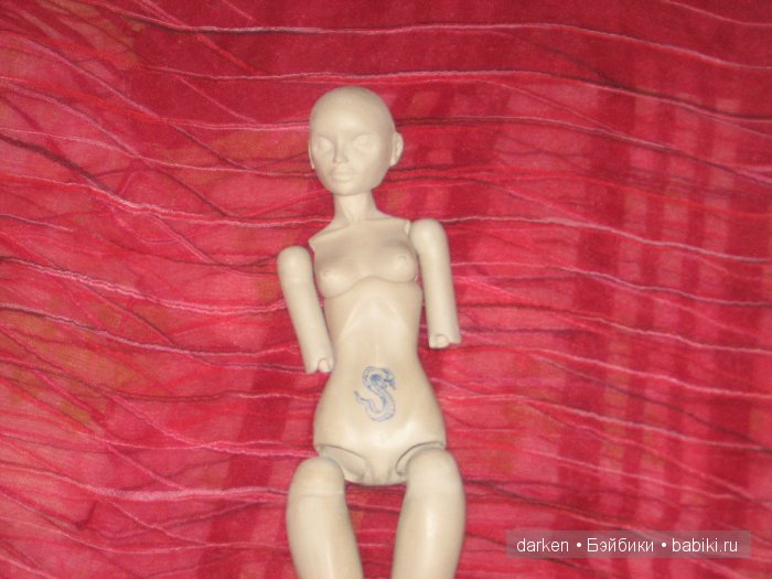 Девушка с татуировкой змеи. Авторская шарнирная кукла (фото 2)