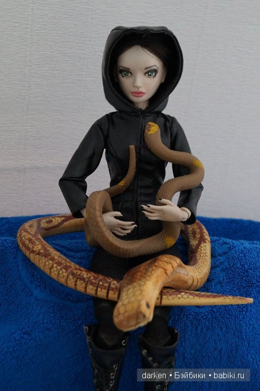 Девушка с татуировкой змеи. Авторская шарнирная кукла