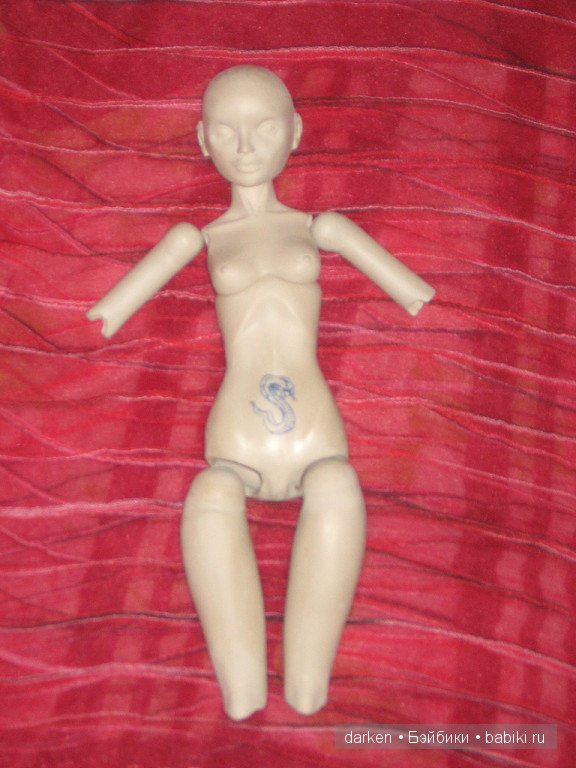 Девушка с татуировкой змеи. Авторская шарнирная кукла (фото 3)