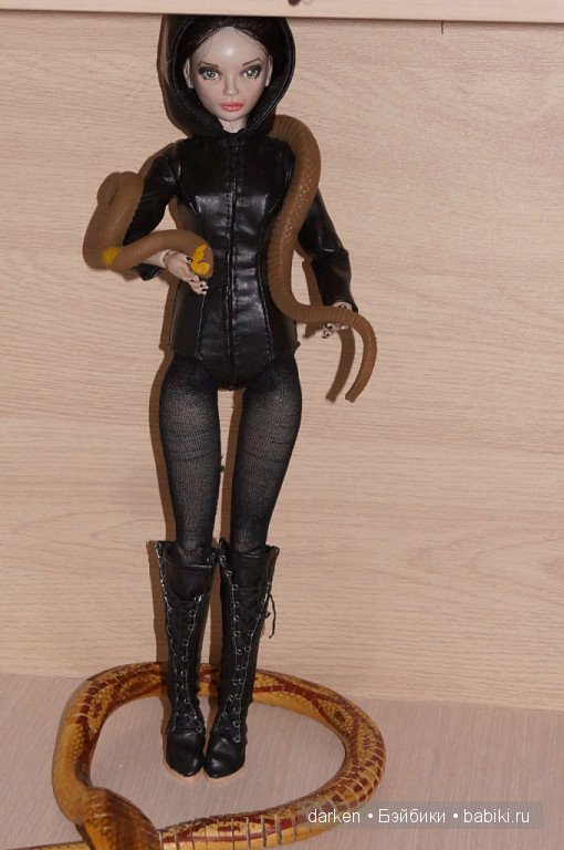 Девушка с татуировкой змеи. Авторская шарнирная кукла (фото 10)