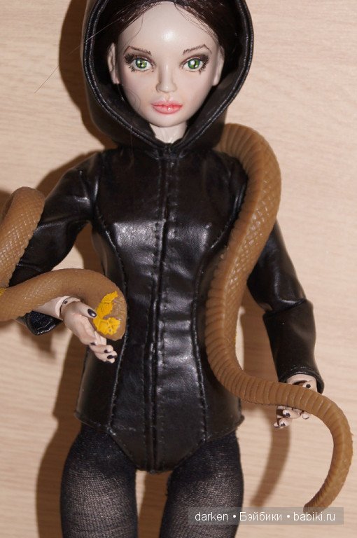 Девушка с татуировкой змеи. Авторская шарнирная кукла (фото 9)