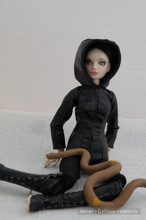 Девушка с татуировкой змеи. Авторская шарнирная кукла