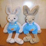 Мягкие плюшевые вязаные зайцы