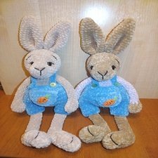 Мягкие плюшевые вязаные зайцы