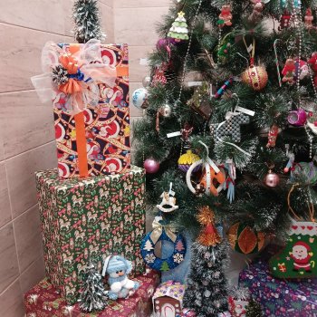 Ёлка в детсаду. Одна из - если точнее.