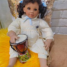 Африка, куколка фарфоровая с барабаном 324.2