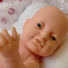 Новорождённая малышка из 2000)