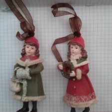 Немецкие игрушки, куклы-близняшки в разных нарядах.
