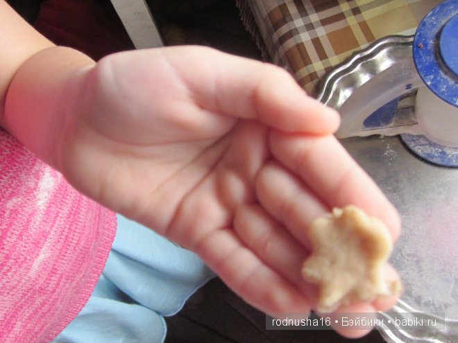 Звездочка на ладошке. тесто раскатать не толще 0.5 см.