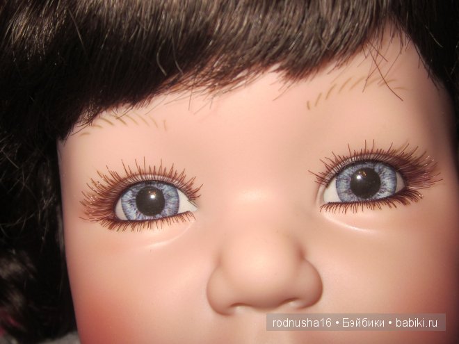 глаза в разное время кажутся то фиалковыми- то голубыми..