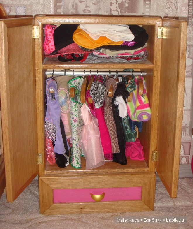 Как сделать красивый шкаф для кукол из подручных средств?