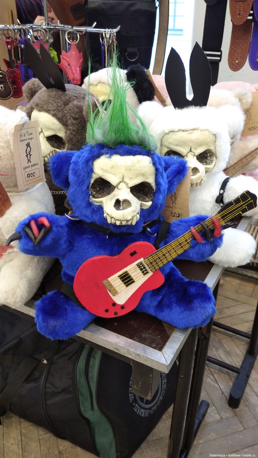 Встретил меня вот такой интересный гитарист!